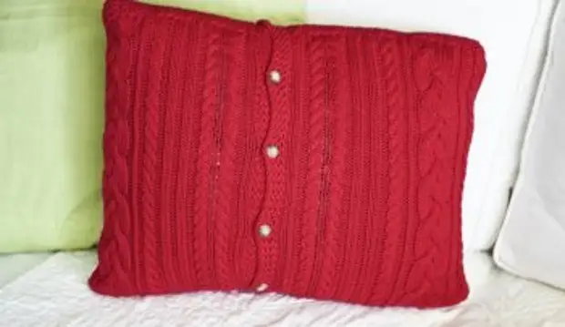 Jinsi ya kushona pillowcase kutoka sweaters zisizohitajika?