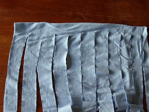 Hvordan lage garn fra strikkede t-skjorter