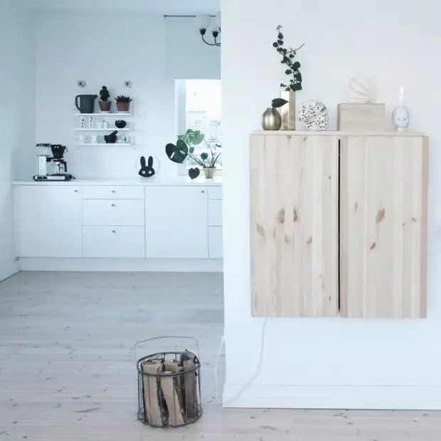 Tatlong kasama: isang bagong naka-istilong hitsura ng lumang mga cabinet ng IKEA