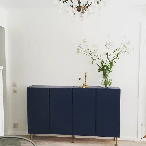 Trei tovarăși: un nou aspect elegant al vechilor dulapuri IKEA