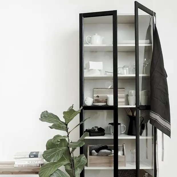 Tatlong kasama: isang bagong naka-istilong hitsura ng lumang mga cabinet ng IKEA