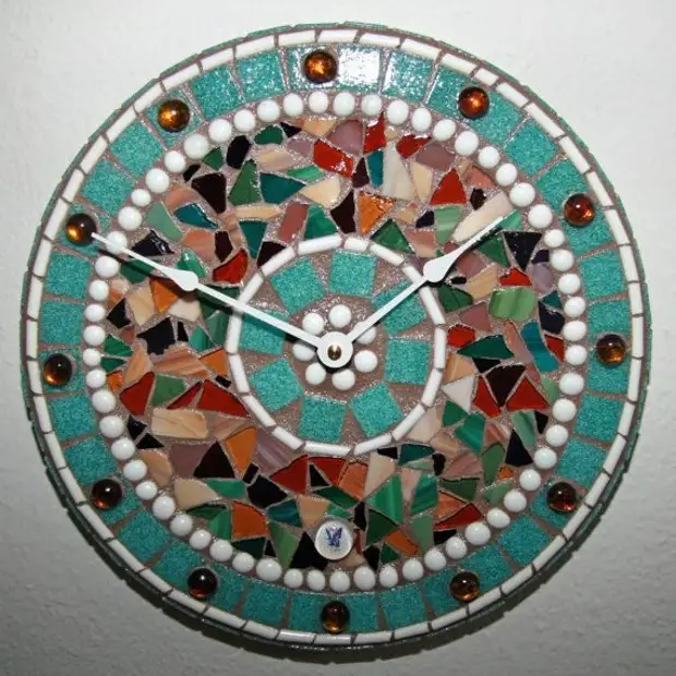 Reloj con elementos de mosaico.