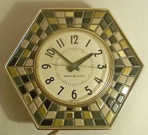 Clock with mosaic elements