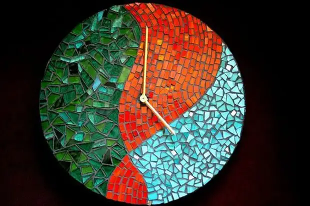 Reloj con elementos de mosaico.