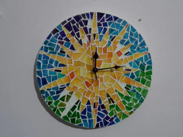 Relógio com elementos de mosaico