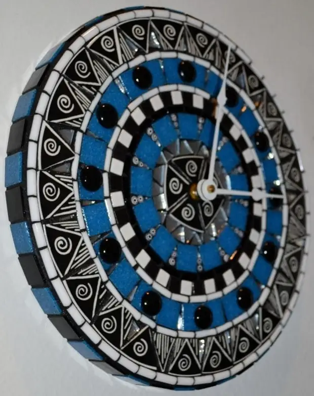 Reloj con elementos de mosaico.