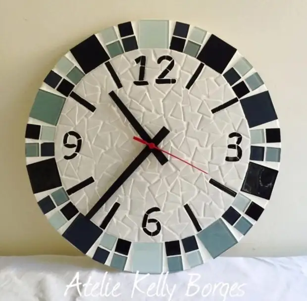 Reloj con elementos de mosaico.