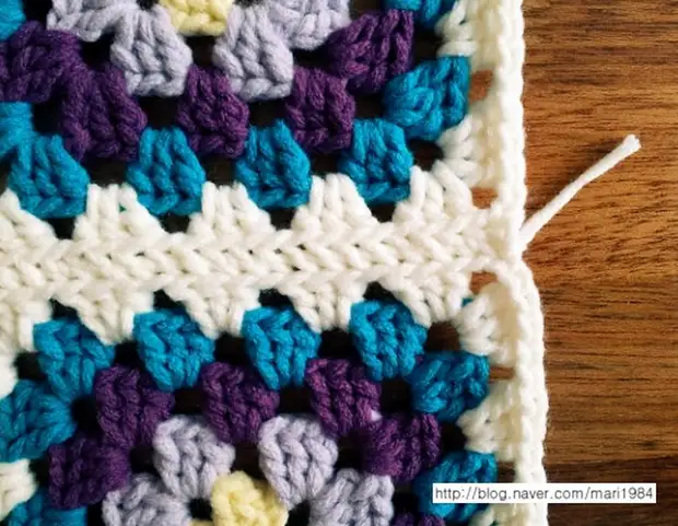 Crochet. Ntaub pua plag los ntawm square xim motifs (10) (680x528, 977kb)