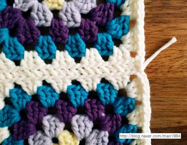 Crochet. Tapiŝo de kvadrataj koloraj motivoj (10) (680x528, 977kb)