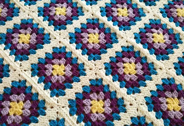 Crochet. Ntaub pua plag los ntawm square xim motifs (12) (678x465, 920kb)