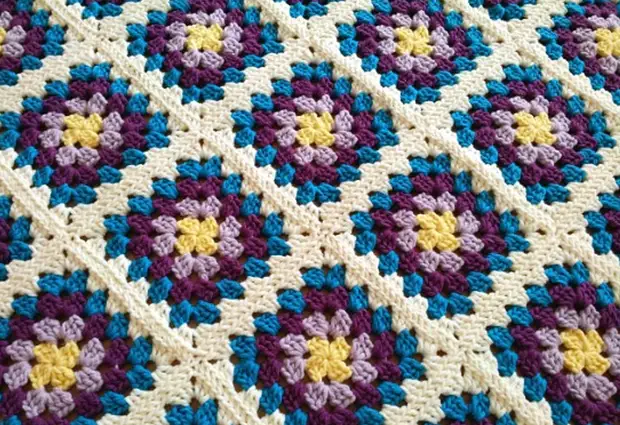 Crochet. Tapiŝo de kvadrataj koloraj motivoj (12) (678x465, 920kb)