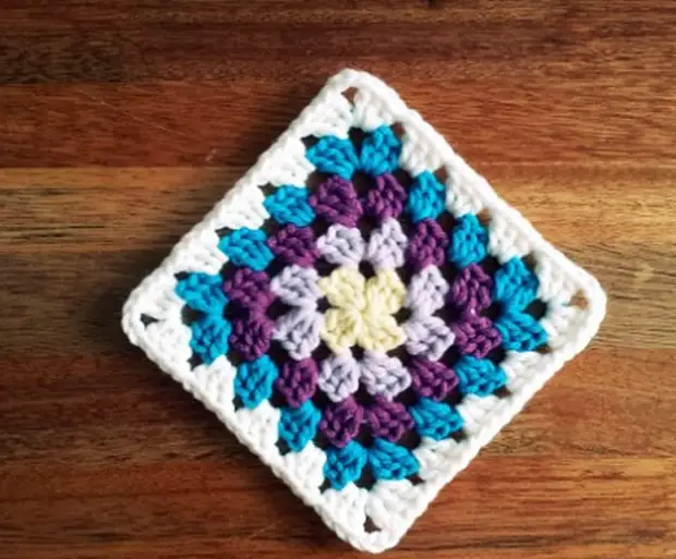 Crochet. Ntaub pua plag los ntawm square xim motifs (5) (534x442, 615kb)