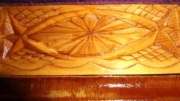 Carving aan de zijkant van de doos