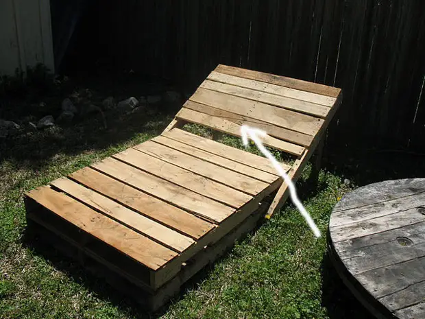 Sun loungers from pallets