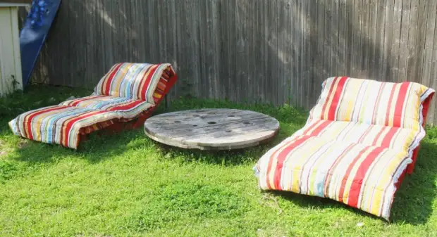 Sun loungers from pallets