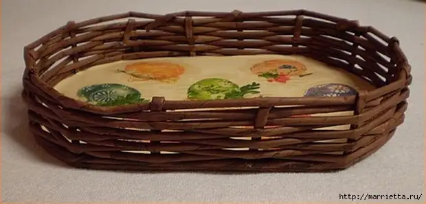 Weaving from newspapers. Basket for Easter eggs. Master Class (8) (617x297, 120Kb)