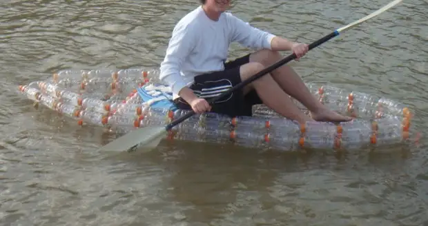 Nous faisons un bateau de bouteilles en plastique