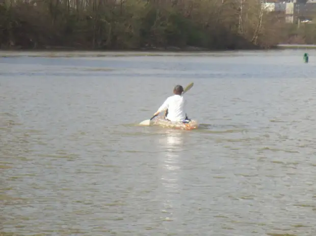 Nous faisons un bateau de bouteilles en plastique