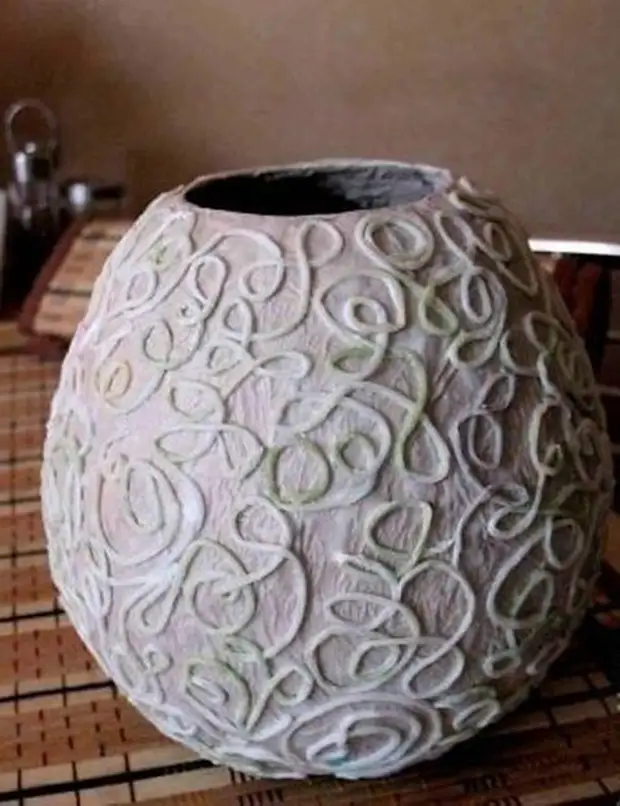 Внатрешна вазна во техника на Paper Masha