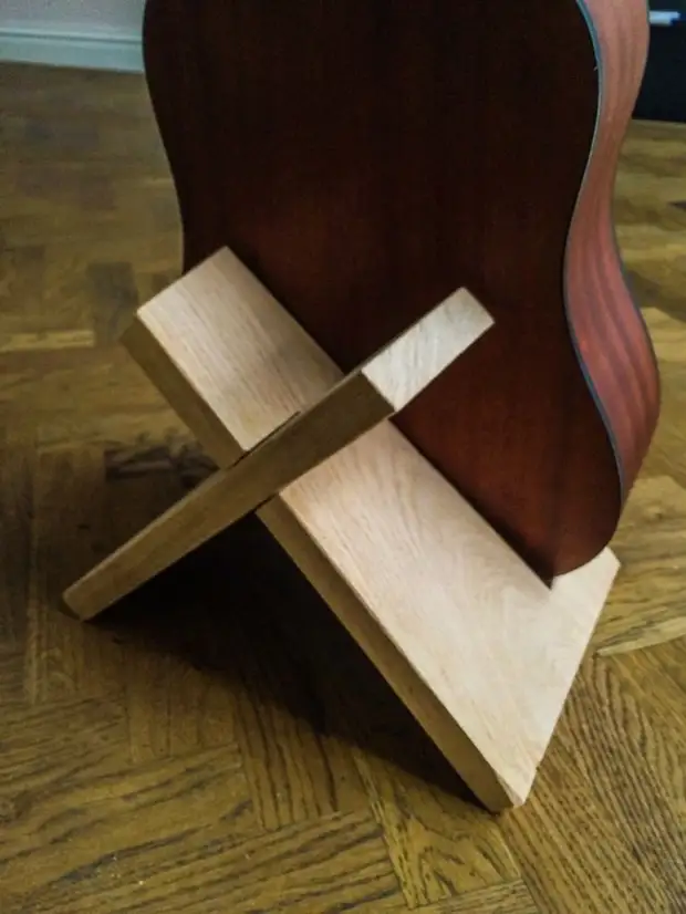 Soporte para la guitarra con tus propias manos.