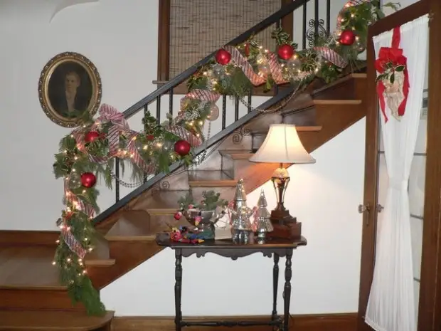 Interior design. Le idee mozzafiato per la decorazione delle scale a Natale (15) (620x465, 164kb)