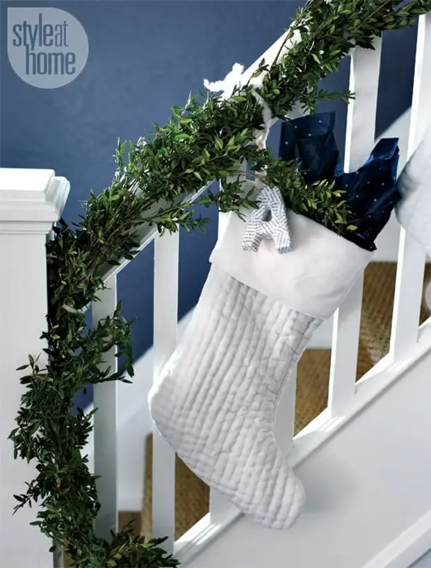 Diseño de interiores. Impresionantes ideas de decorar escaleras a la Navidad (19) (530x698, 228kb)