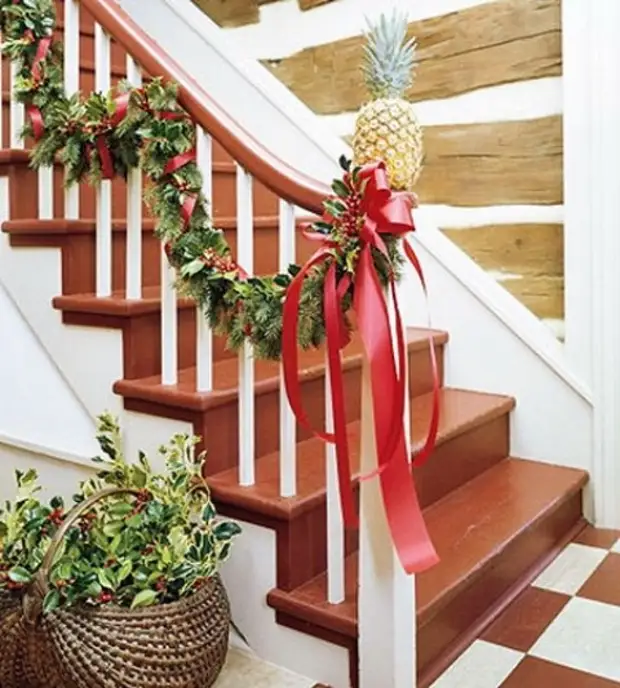 Diseño de interiores. Impresionantes ideas de decorar escaleras a la Navidad (37) (480x533, 179kb)