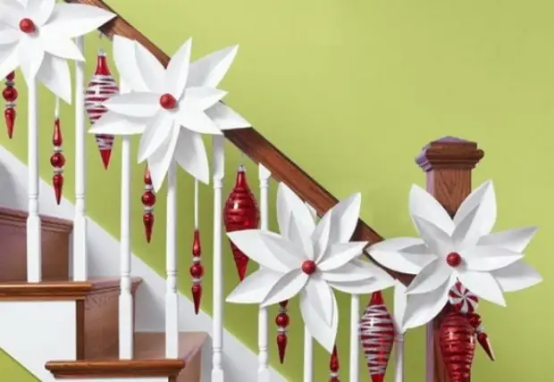 Design de interiores. Idéias impressionantes de decoração de escadas para o Natal (50) (554x383, 99KB)