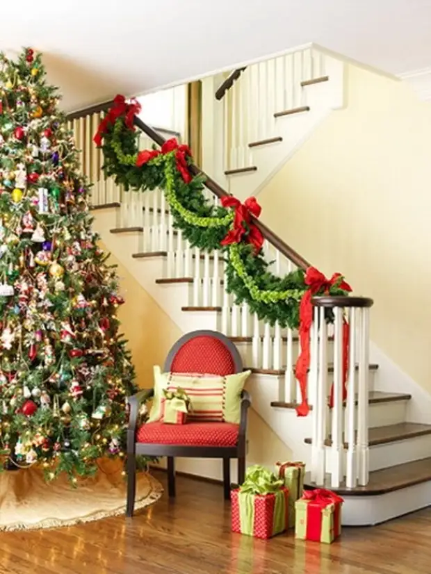 Diseño de interiores. Impresionantes ideas de decoración de escaleras a la Navidad (53) (480x640, 205kb)