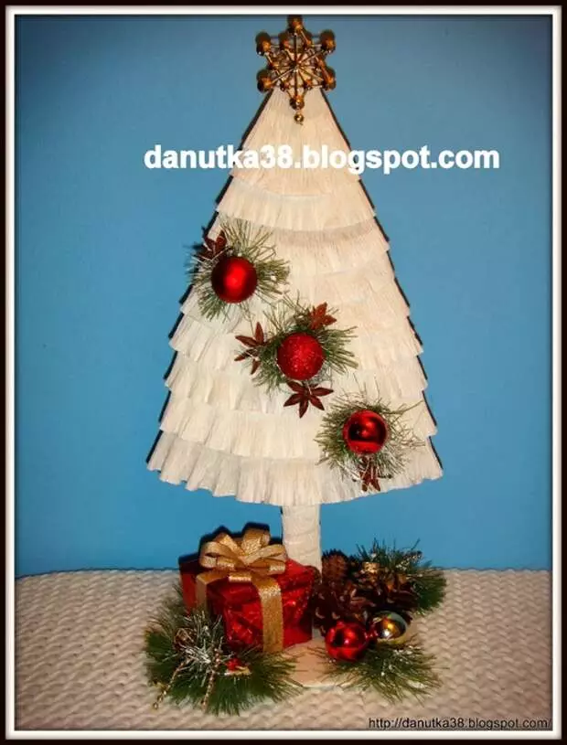 Kerstboom gemaakt van karton en gegolfd papier. Mk