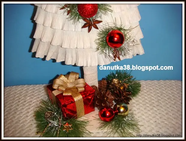 Pokok Krismas yang diperbuat daripada kadbod dan kertas bergelombang. Kelas Induk (20) (700x532, 298KB)