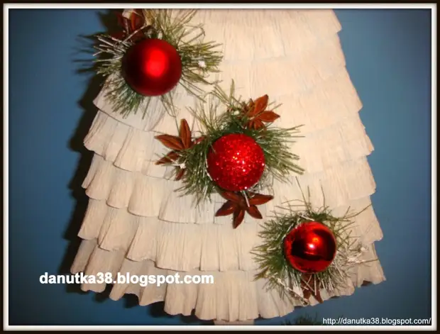 聖誕樹由紙板和瓦楞紙製成。主班（21）（700x532,248KB）