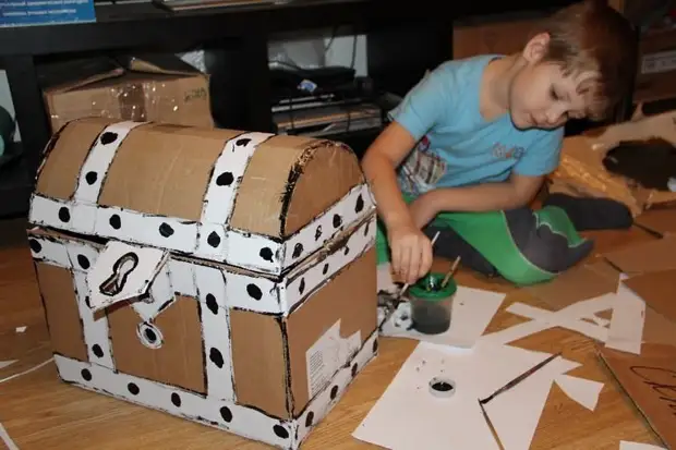 बच्चों के मजेदार या आराम के लिए जूता बक्से से क्या बनाया जा सकता है