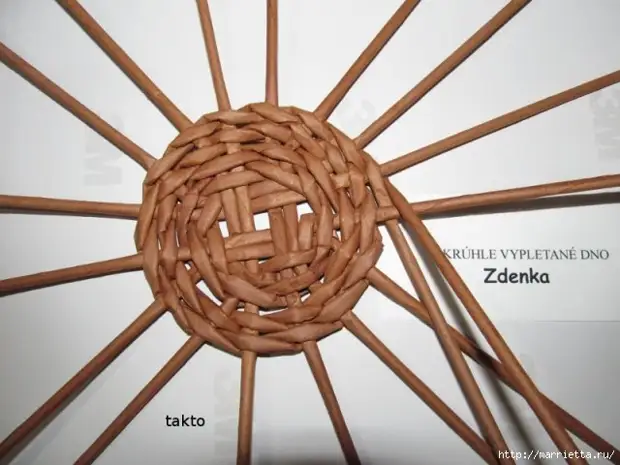 Tkanje iz novina. Ideje i majstorska klasa tkanja okrugla dna košara (59) (640x480, 146kb)