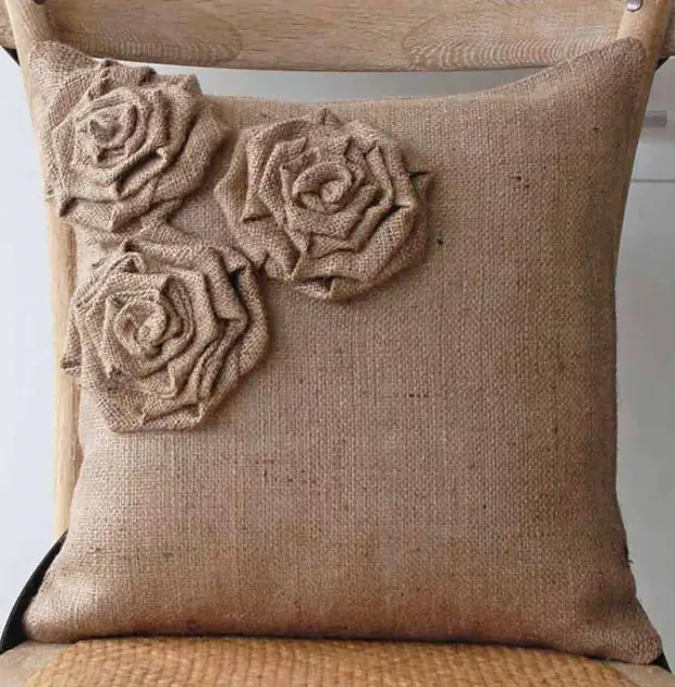 Pillows Burlap. U rrit për dekorimin jastëk