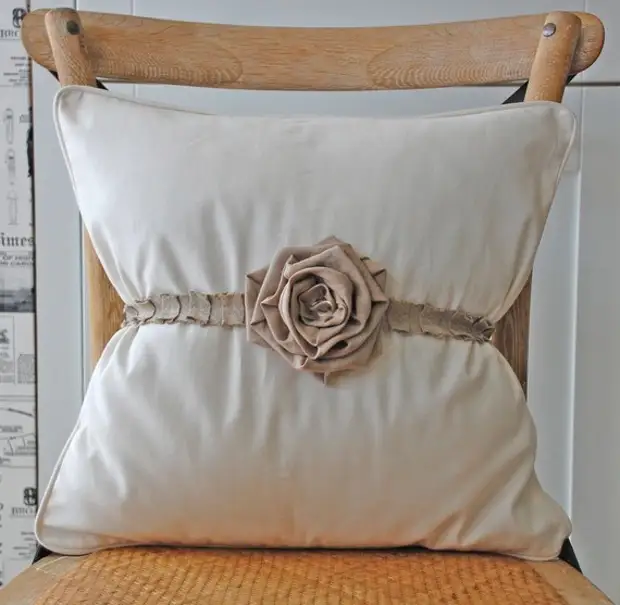 Perne de burlap. Rose pentru decorarea pernei