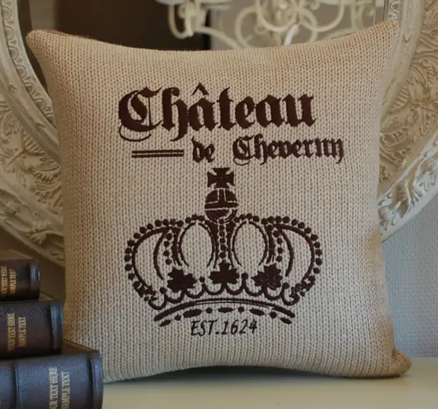 Bantal burlap. Wungu kanggo dekorasi bantal