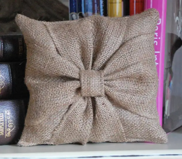 Bantal burlap. Wungu kanggo dekorasi bantal