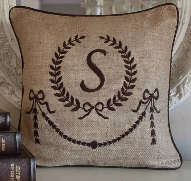 Bantal burlap. Wungu kanggo dekorasi bantal