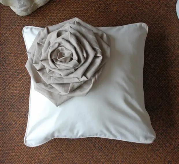 Bantal burlap. Rose untuk hiasan bantal