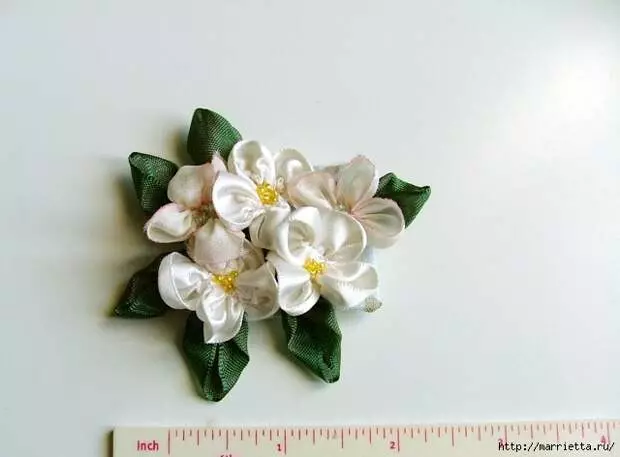 Embroidery bi ribbons: brooch bi kulîlkan