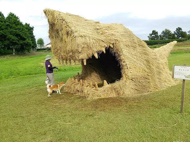 Straw monsters