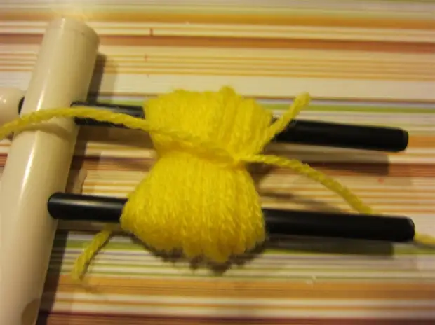 Trang trí một giỏ đan lát với pompons và ruy băng. Master Class (5) (700x524, 192kb)