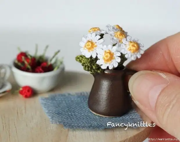 Miniatűr virágok horgolt a gép amigurumban