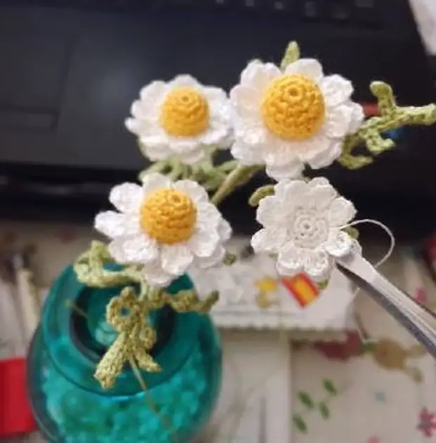 Miniatűr virágok horgolt a gép amigurumban