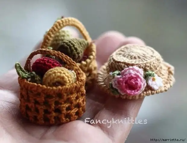 Miniatűr virágok horgolt a gép amigurumban