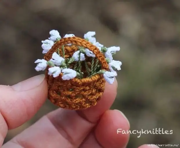 Miniatűr virágok horgolt a gép amigurumban