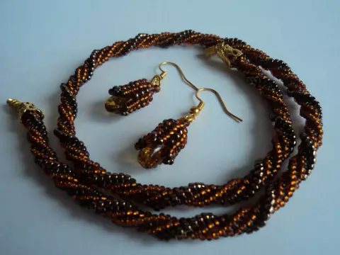 Dasi saka bead