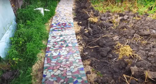 Velmi krásná zahradní cesta s vlastními rukama a bez nadměrných nákladů