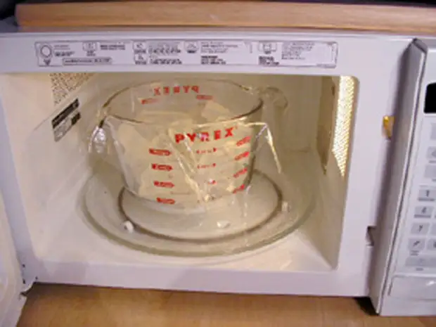 融化肥皂的基础可以在微波炉中